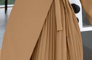 Elegantes Langarm-Minikleid mit geschlitztem Ausschnitt und Faltenrock DENVER, hellbraun