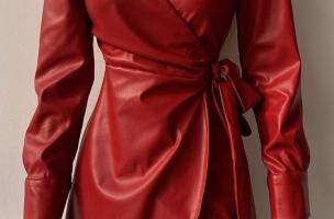 Elegantes Minikleid aus Kunstleder mit Faltung  Pellita, rot