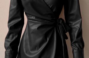Elegantes Minikleid aus Kunstleder mit Faltung  Pellita, schwarz