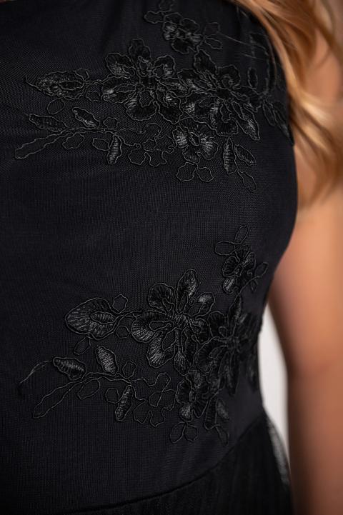 Elegantes Kleid mit Rundhalsausschnitt und Stickdetail Dilana, schwarz