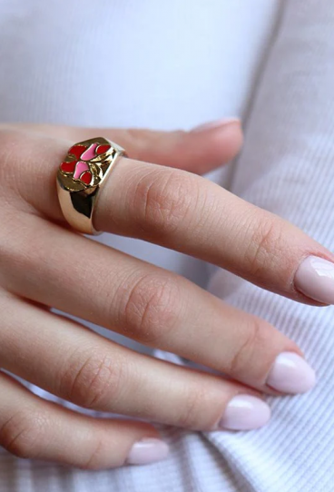 Eleganter Ring, rote Farbe