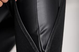 Kunstlederhose mit hoher Taille und Trapezbeinen, schwarz
