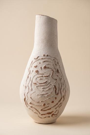 Handgefertigte Keramikvase mit Reliefdetail