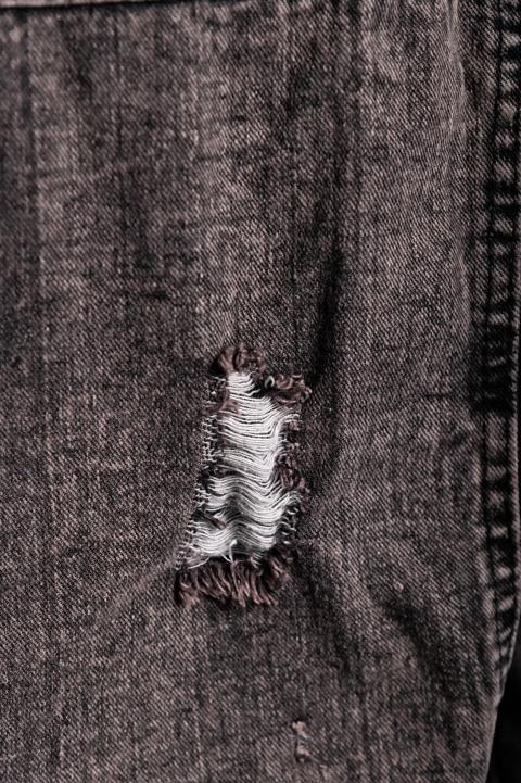 Jeansjacke mit Rissen und Perlen  Limoncina, schwarz