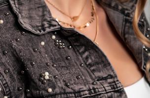 Jeansjacke mit Rissen und Perlen  Limoncina, schwarz