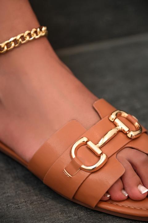 Sandalen mit Metallschnalle, Kamel
